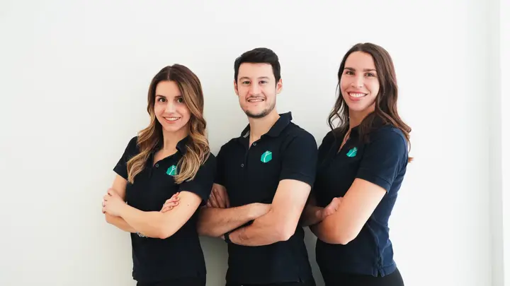 Micaela, Simone e Stefania, fisioterapisti BeFysio nello studio di Milano